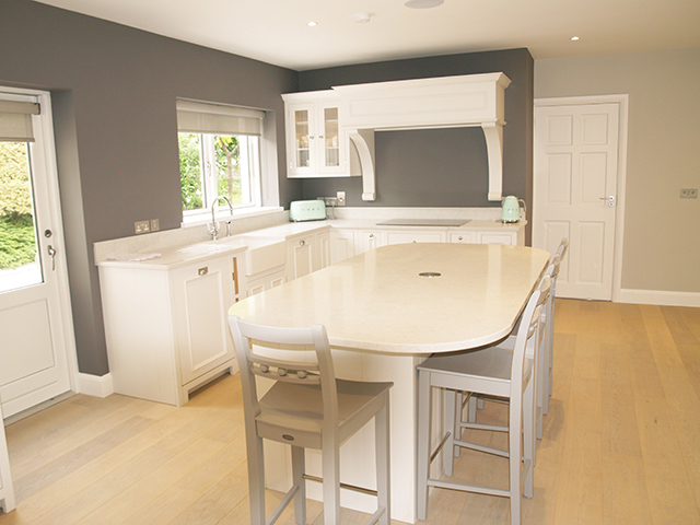 Spacious and modern breakfast bar