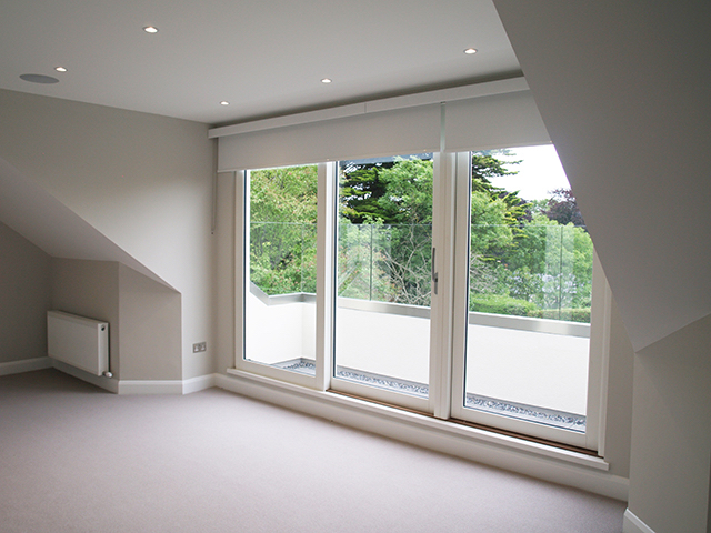 Large floor to ceiling sliding doors to upstairs balcony