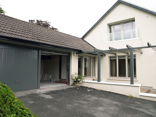 Spacious double garage to side of house