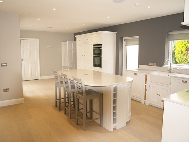 Spacious and modern breakfast bar