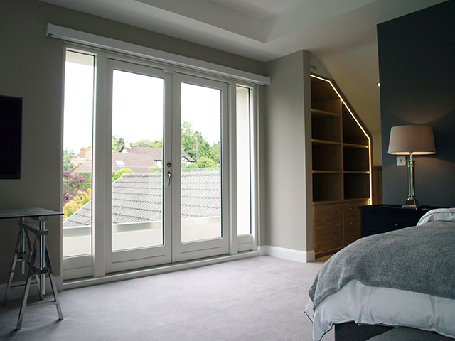 Large floor to ceiling sliding doors to upstairs balcony