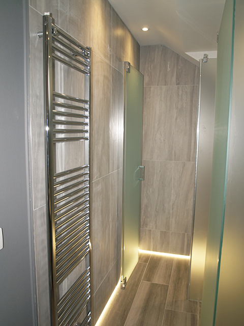 Hidden shower and toilet - with frosted glass - to rear of master bed