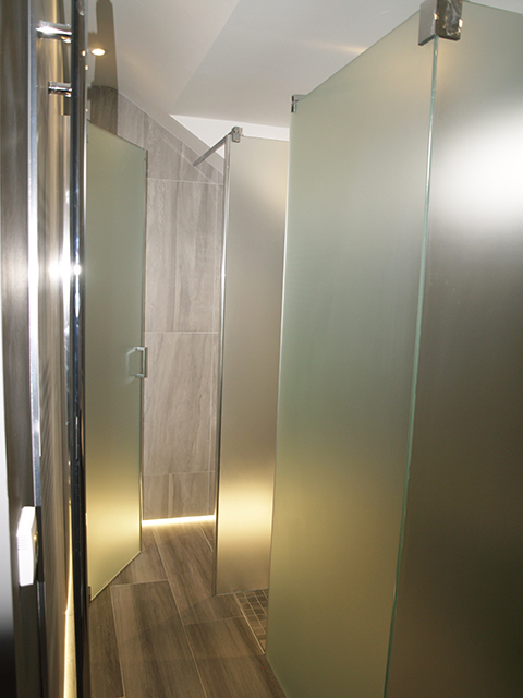 Hidden shower and toilet - with frosted glass - to rear of master bed